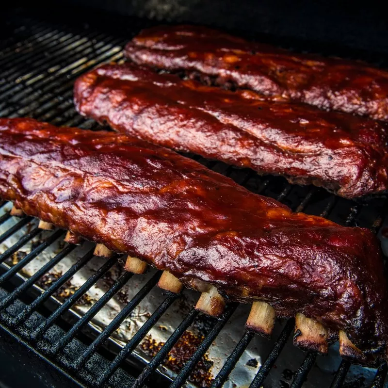 Freshly smoked barbecue meat and cooking results